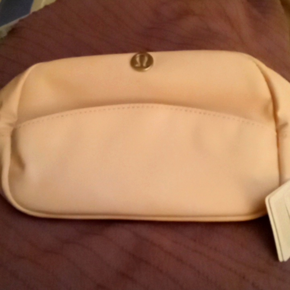 Lululemon city essentials mini pouch